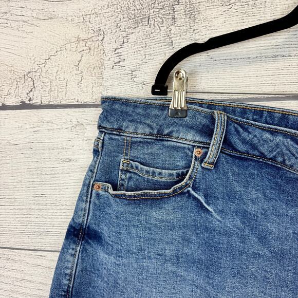 Old Navy Plus Size Higher High Rise Sky-Hi A-Line Jean Shorts Size 26W - Picture 2 of 7